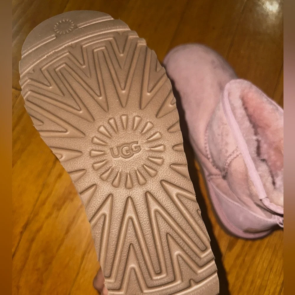 Brand new Pink uggs size 6 women’s never worn - Picture 2 of 4
